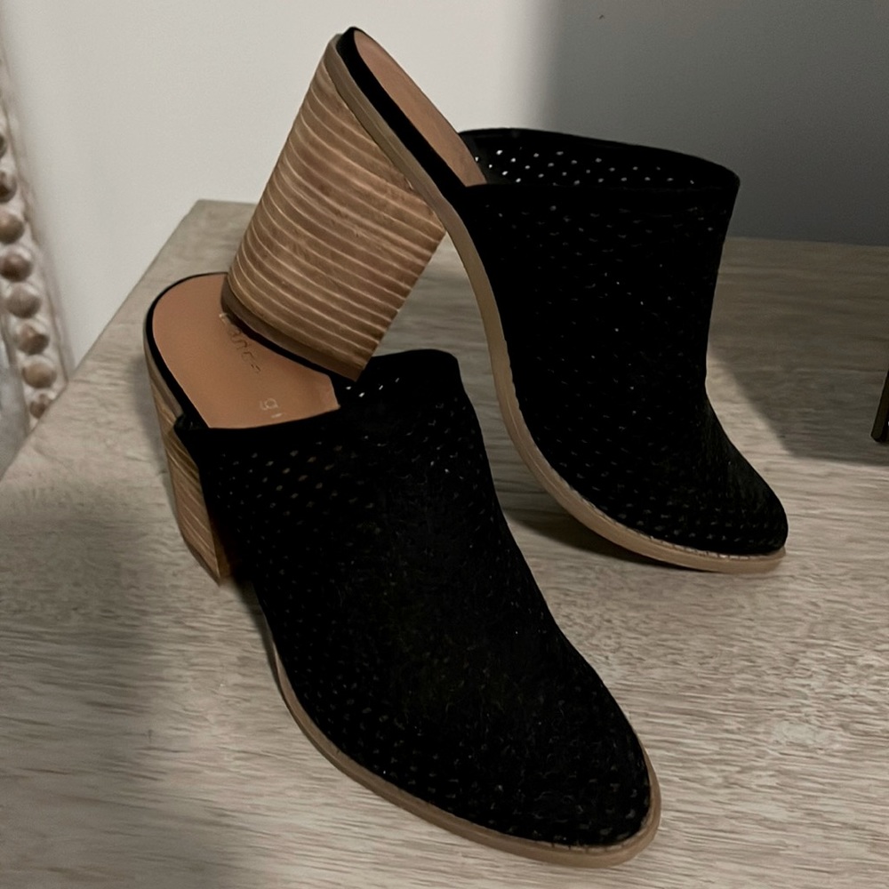 Mules. Block heel. Perforated black suede.